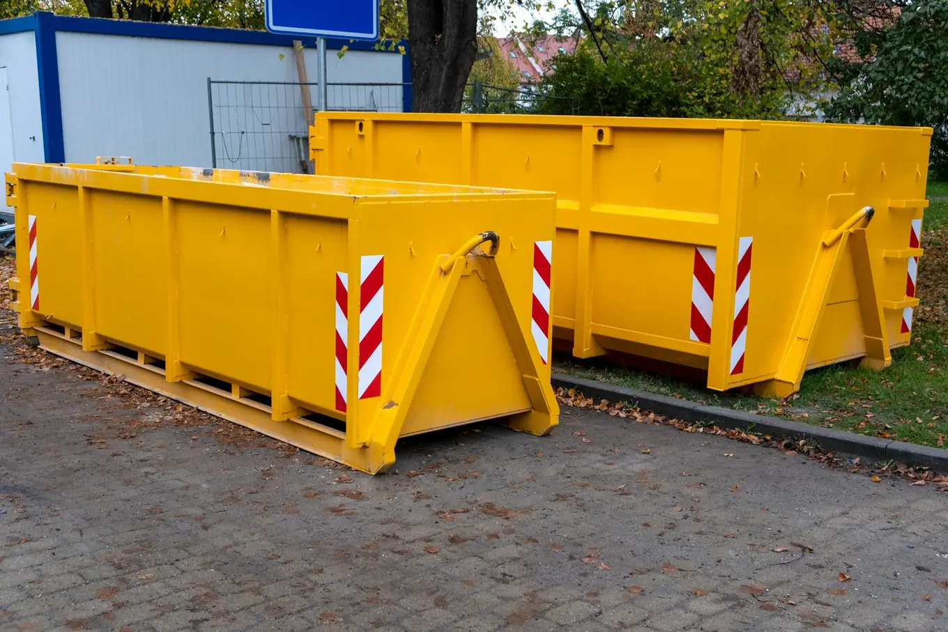 dwa żółte kontenery budowlane