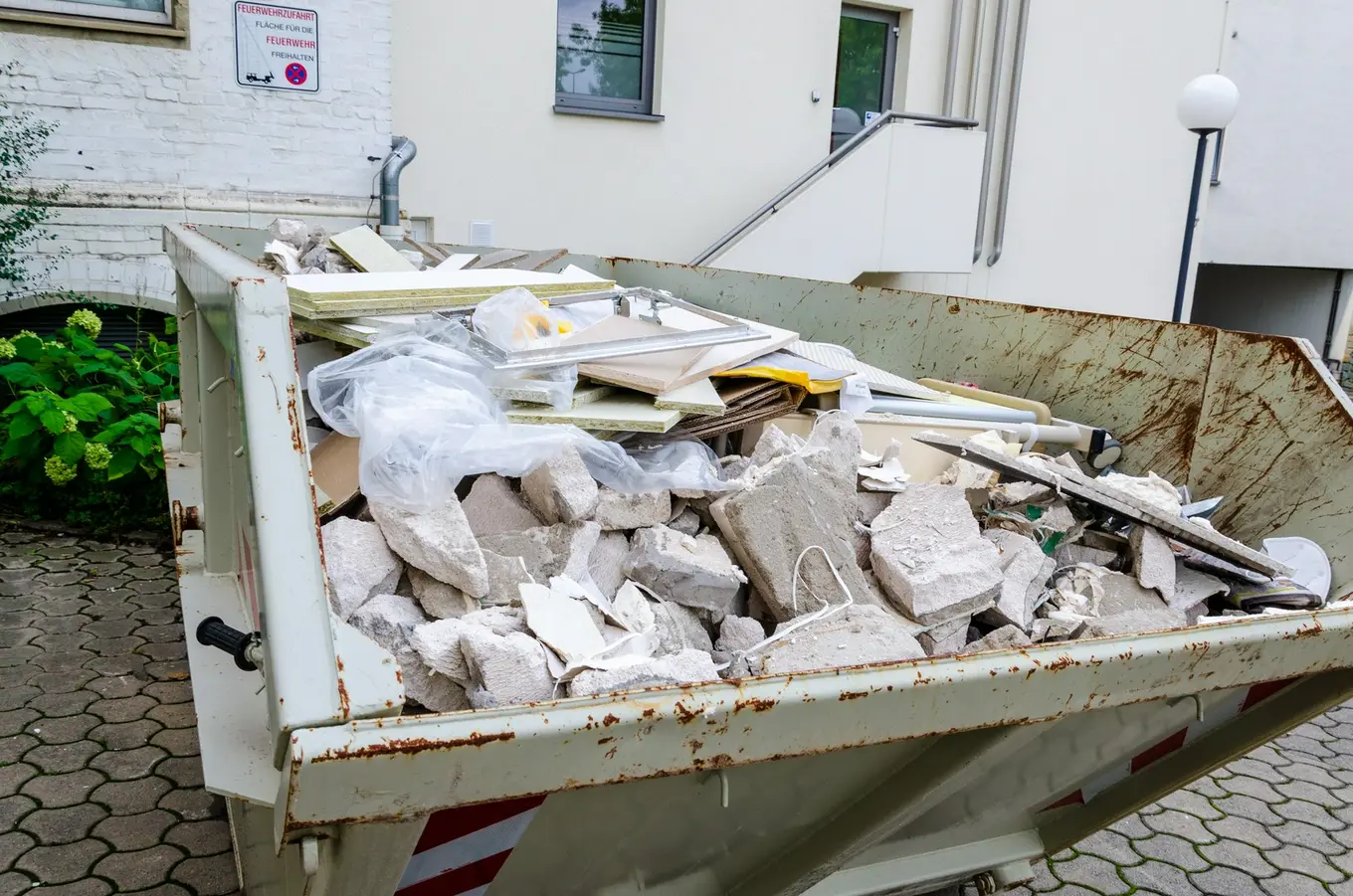 odpady budowlane w kontenerze