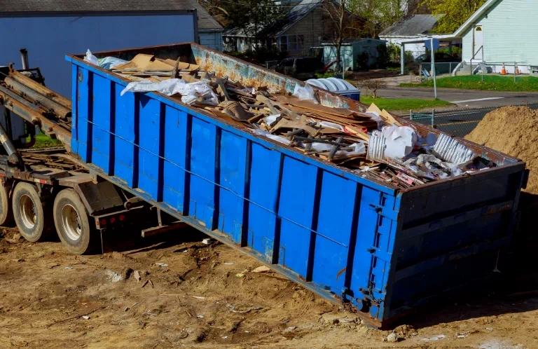 Odpady budowlane w niebieskim kontenerze